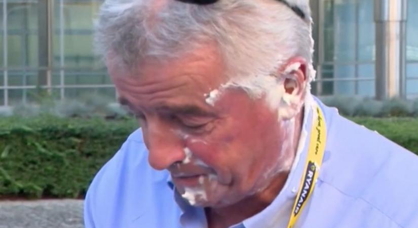 Tortát dobott a Ryanair-vezér arcába egy klímaaktivista