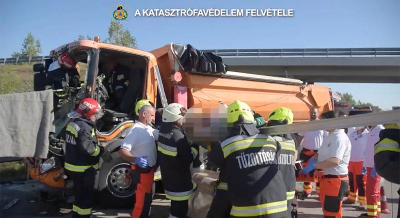 VIDEÓ: Billencses teherautóval szenvedett balesetet Vecsésnél. A tűzoltók emelték ki