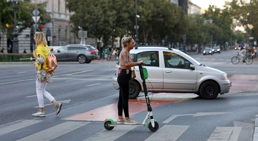 Módosul a KRESZ, változnak az elektromos roller szabályai – máshogy lehet majd vele közlekedni
