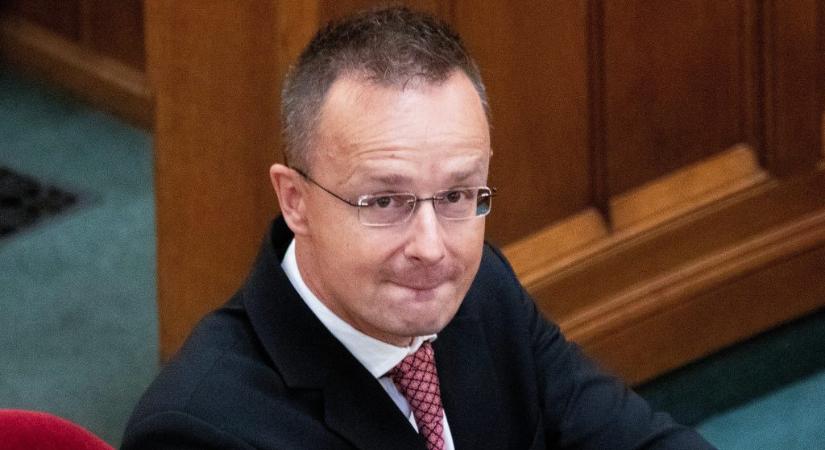 Az adófizetők 288 millió forintja után futnak Szijjártóék, amit egy óriási számlagyárnak utaltak át