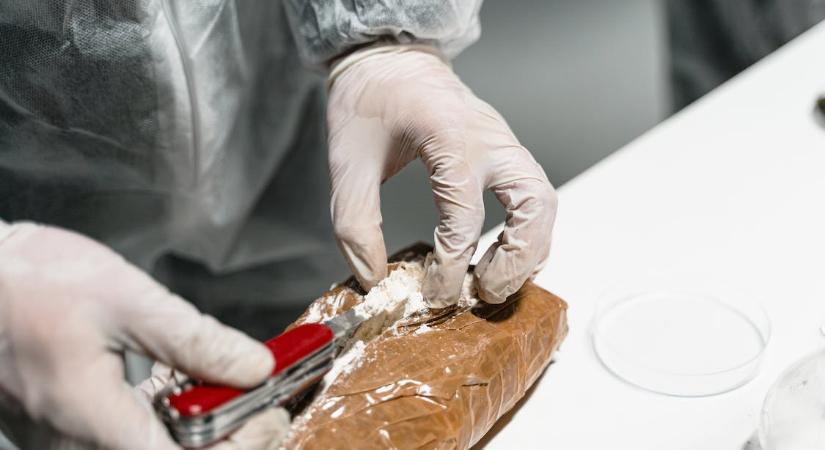 Brassó: egy kilogramm kokainnal az autójában bukott le a volt rendőrtiszt