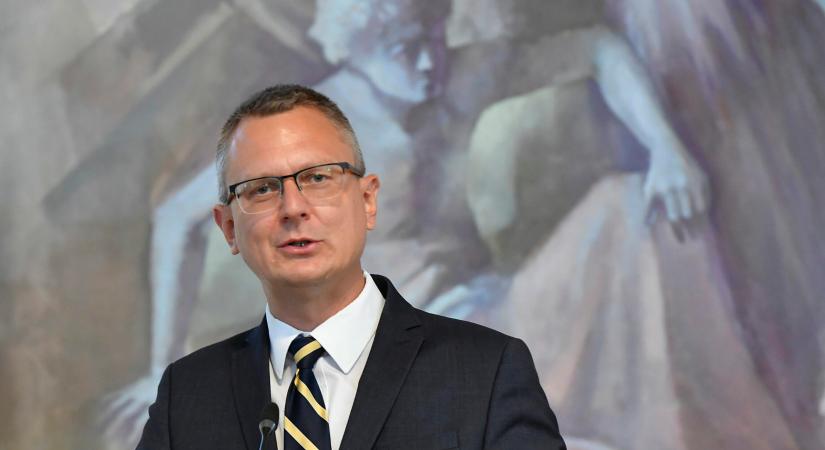„Kérdéséből süt a vallásellenesség” – válaszolta Rétvári számok helyett Vadainak