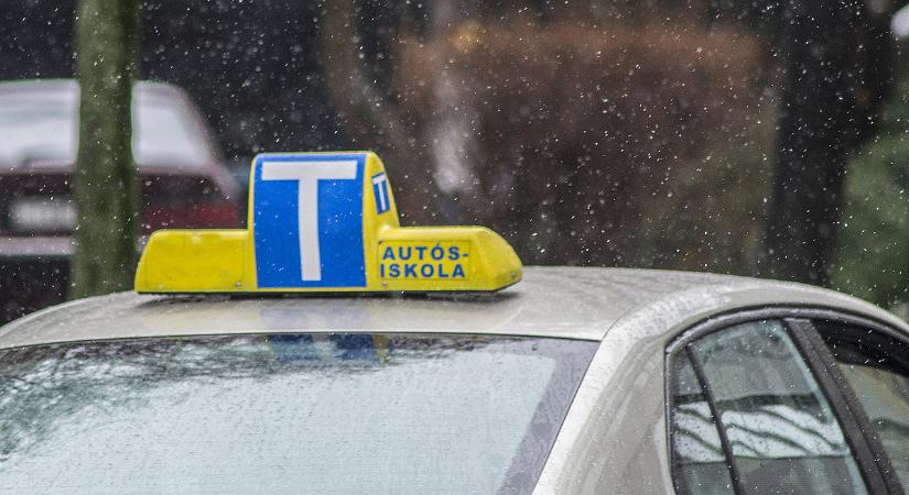 Kiakadtak a gépjárművezetést oktatók az új szabályok miatt