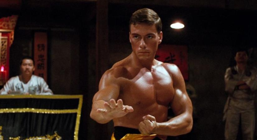 Mortal Kombat 1: Ed Boon végre megmutatta a Jean-Claude van Damme skint, miközben csípős csirkefalatokkal kínozta magát