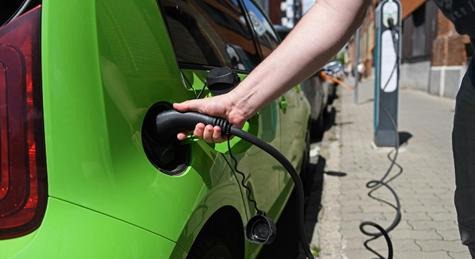 2030-ra az autóeladások több mint fele elektromos jármű lehet