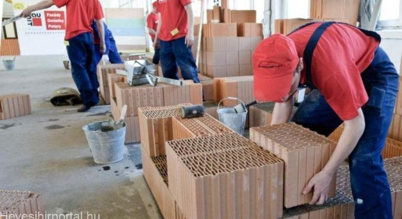 Először ösztöndíj, később akár munkabér is jár a szakképzésben tanulóknak