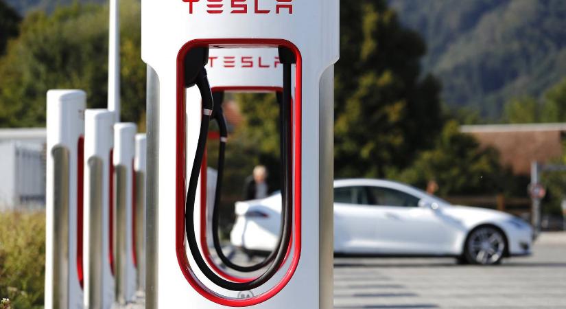 Dízelgenerátorok is besegítenek a Tesla néhány töltőjénél