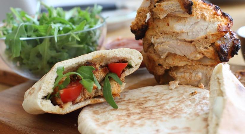 Gyros recept egyszerűen: most csirkehús került a pitába