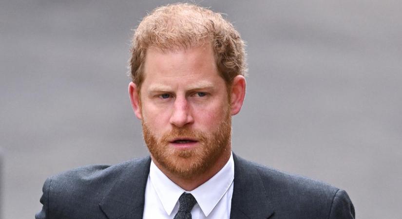 Most már Harry is megszólalt. Szomorú szívvel tudatta