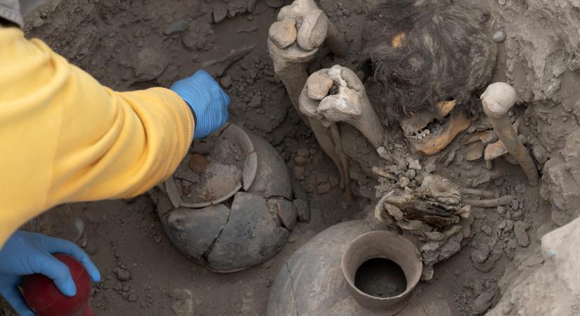 Hosszú hajú, ülve eltemetett, ezeréves múmiát találtak Peru fővárosának kellős közepén