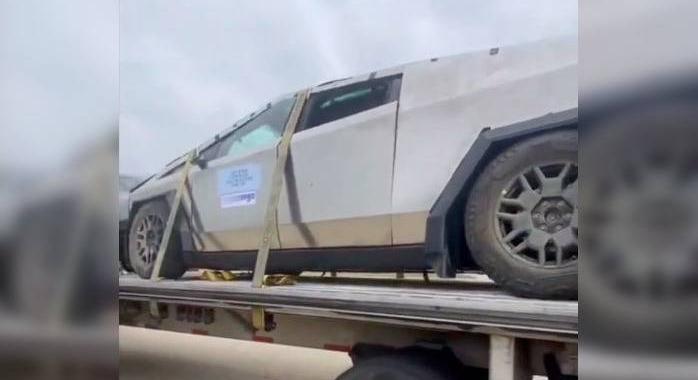 Árokba borítottak egy Tesla Cybertruckot, elég jól bírta