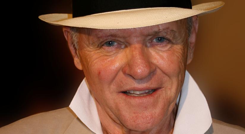 Mit csinál Anthony Hopkins, ha talál egy magányosan álló zongorát?