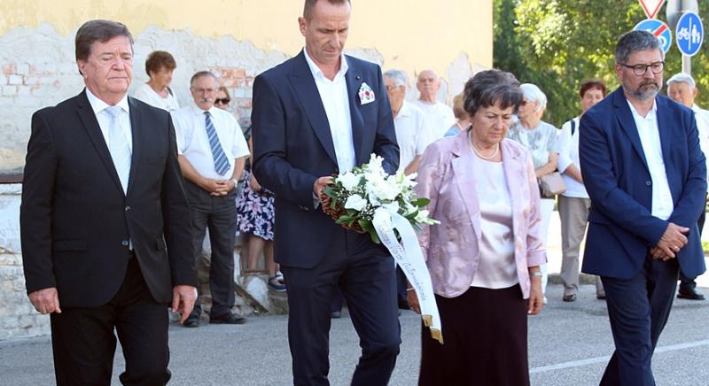 A kalocsai paprikakutatás úttörőjére emlékeztek – Halála 20. évfordulóján megkoszorúzták dr. Márkus Ferenc paprikanemesítő emléktábláját