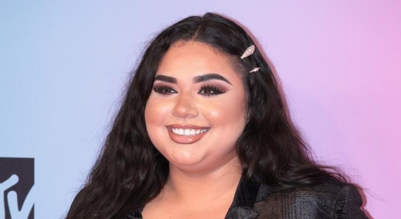A magyar plus size modell egy szál vörös selyemben fedte fel amije van és jól körbeforgott a kamerának