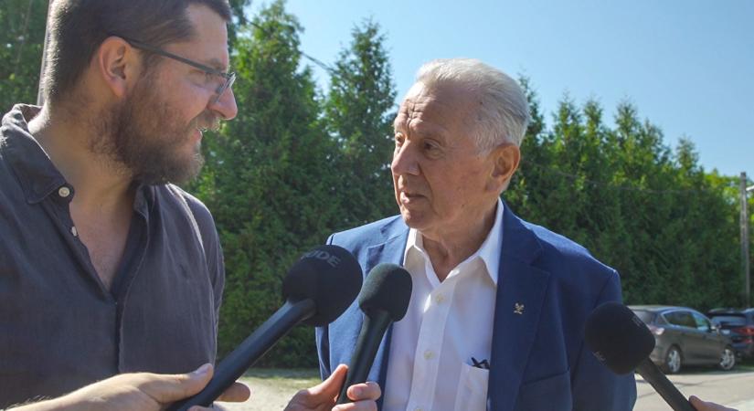 Schmitt Pál a szerénységről: Miért, maga szerény? Hogy idenyomja ezt a buzi mikrofont az orrom alá?