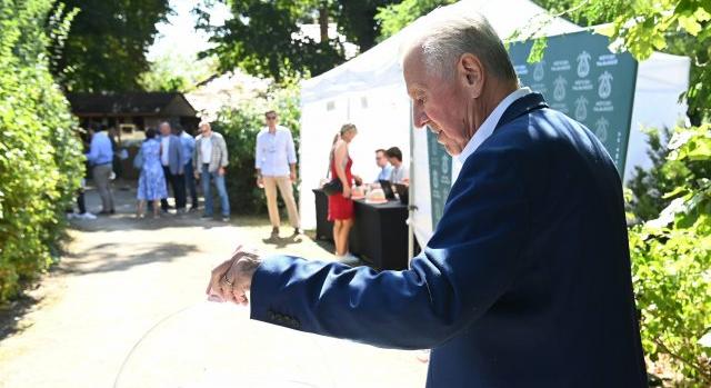 Schmitt Pál egy riporternek: Maga szerény, hogy idenyomja ezt a buzi mikrofont az orrom alá?
