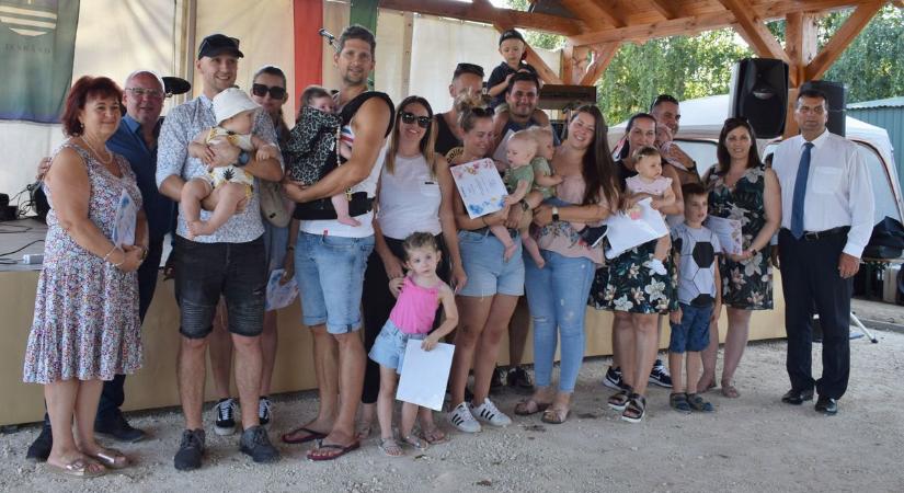 Újszülötteket köszöntöttek és átadták a rendezvényteret Teskándon
