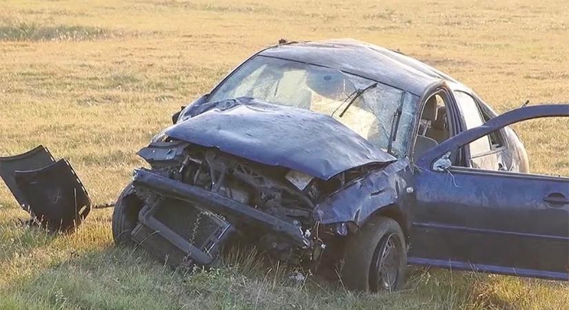 VIDEÓ: A levegőben pörgött egy autó, miután sofőrje egy póznának csapódott vele