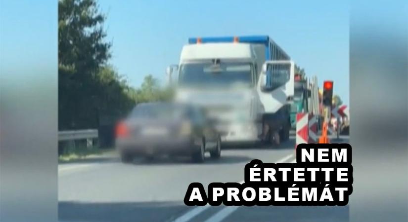 Videón az összezavarodott sofőr. Percekig állt rossz helyen a pirosnál