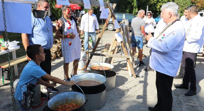 Száznegyven bográcsban főtt az étel Kunszentmiklóson – galériával