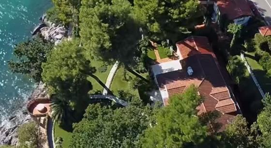 Hadházy Ákos elutazott Abbáziába, hogy megmutassa „azt az elképesztő luxust képviselő tengerparti villát”, ahol Orbán Viktor nyaralt