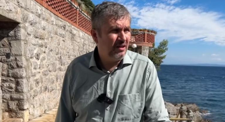 Hadházy Ákos elment arra a helyre, ahol Orbán Viktor nyaralt, majd a miniszterelnök lemondását követelte