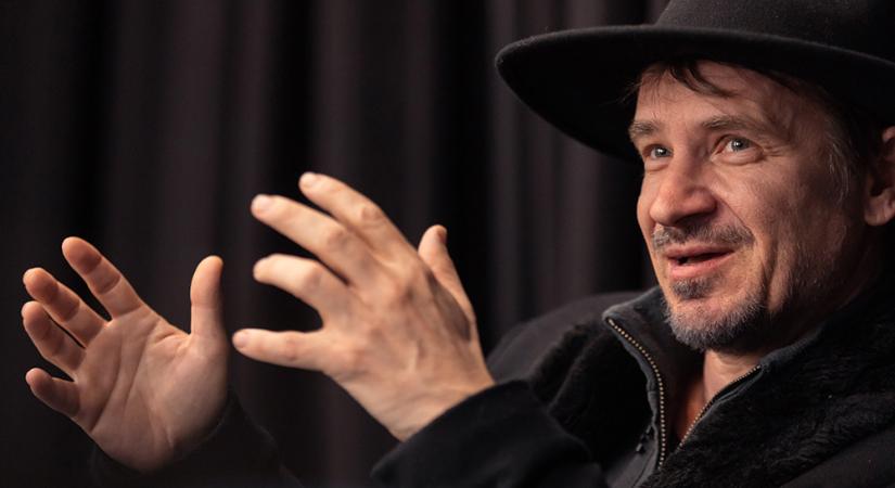 „Folyamatosan bontottam a formát” – Hajdu Szabolcs a film, a színház és a szilánkokra töredezett világ között