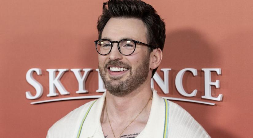 A 42 éves Chris Evans feleségül vette a 16 évvel fiatalabb barátnőjét - fotón a szerelmespár