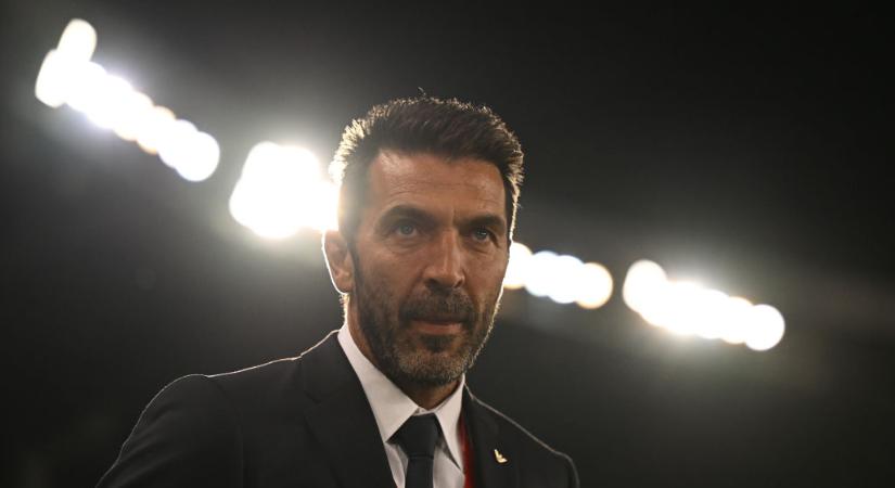 VIDEÓ: Buffon aláírást adott az ellenfél kapusának a saját mezére
