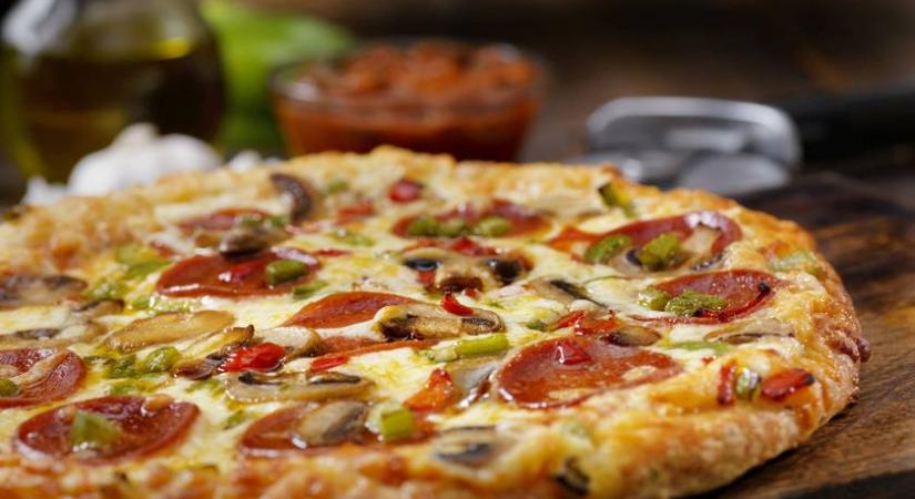 Kalóriacsökkentett pizza egyszerű kevert tésztából: a liszt egy részét zöldségek helyettesítik