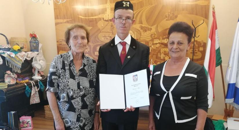 Koszorúzással emlékeztek a bányász elődökre Karancsságon