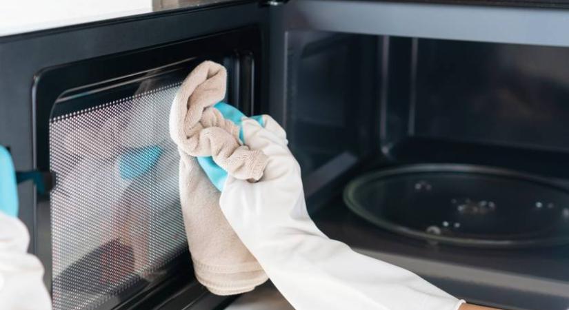 Így pucold meg a mikrót a rászáradt zsírtól - 4 módszer, amivel a a szagok is eltűnnek