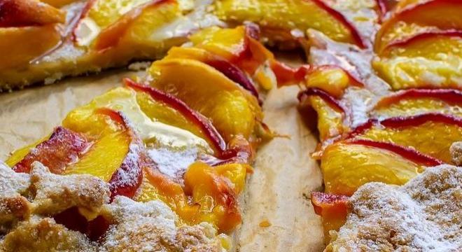 Rusztikus és házias: ricottás pite őszibarackkal