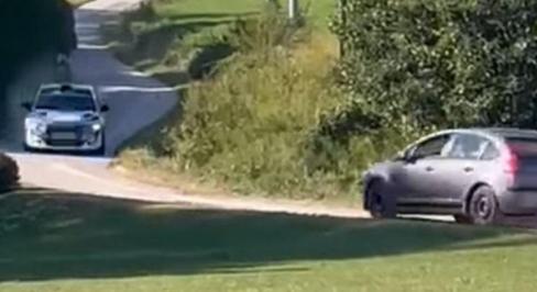 Ami nem történhetne meg: raliszakaszon hajtott szemben a versenyzővel egy autós - videó