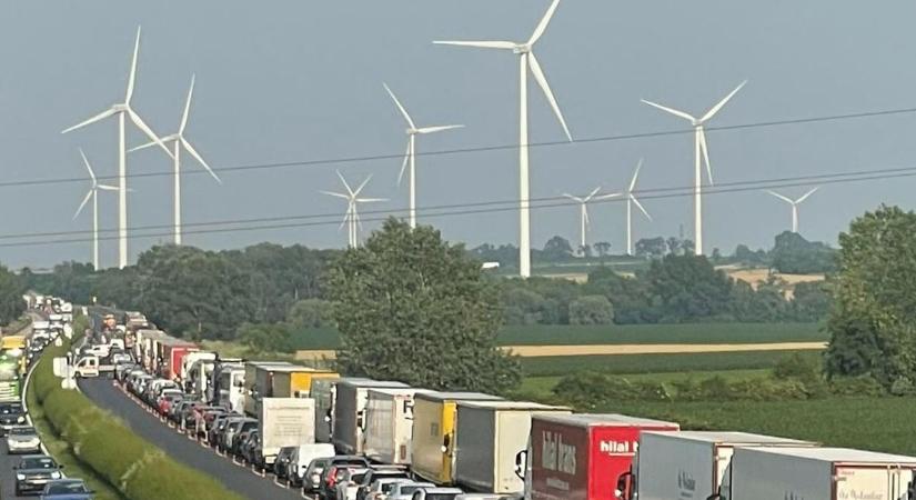 Hatalmas a dugó az M1-esen Tatánál, mondjuk, mi okozza a gondot