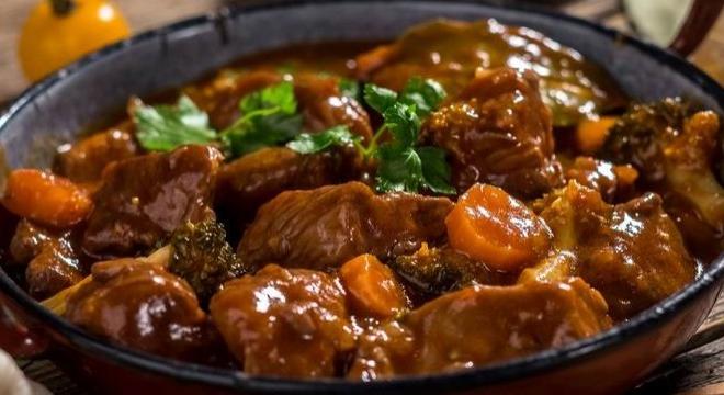 Vörösboros marharagu illatos fűszerekkel, provence-i módon