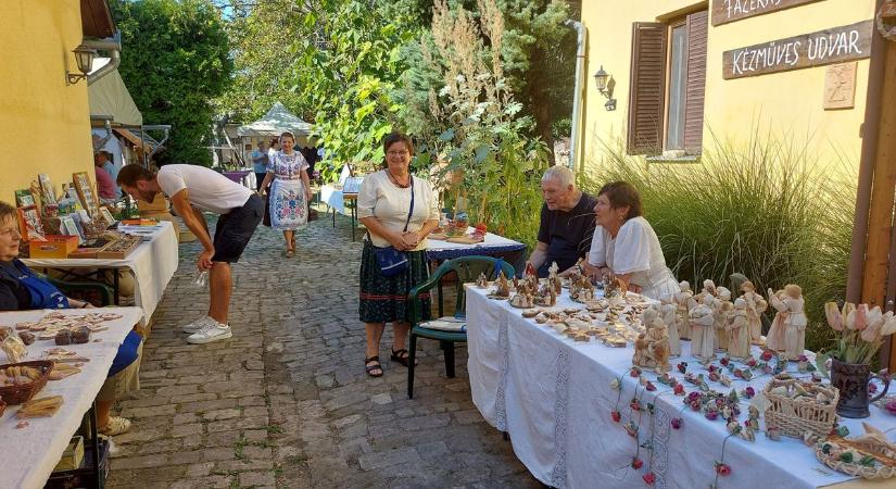 Szezonzáró rendezvényt tartottak a kalocsai Fazekas Alkotóházban – galériával, videóval