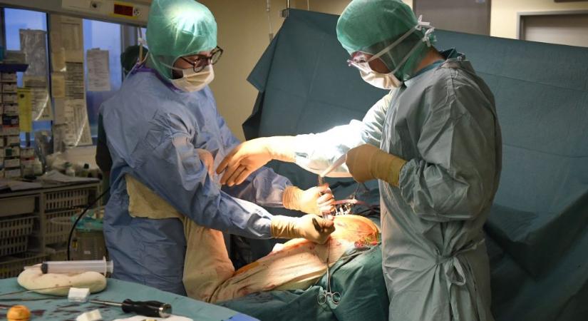 A várólista nem nagyon csökken, a csipőműtétek árai a magánklinikákon viszont nőnek
