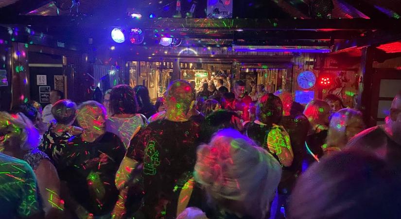 A retróbulin négy diszkós legenda kapaszkodott a mikrofonba a Nádasban - galériával
