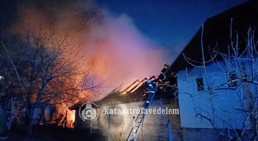Kigyulladt egy autószerelő műhely