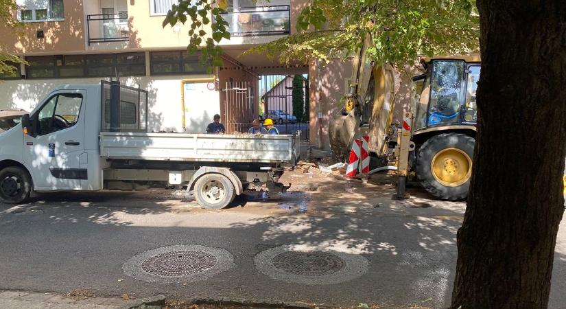 Csőtörés miatt van vízhiány az egri Rózsa Károly utcában