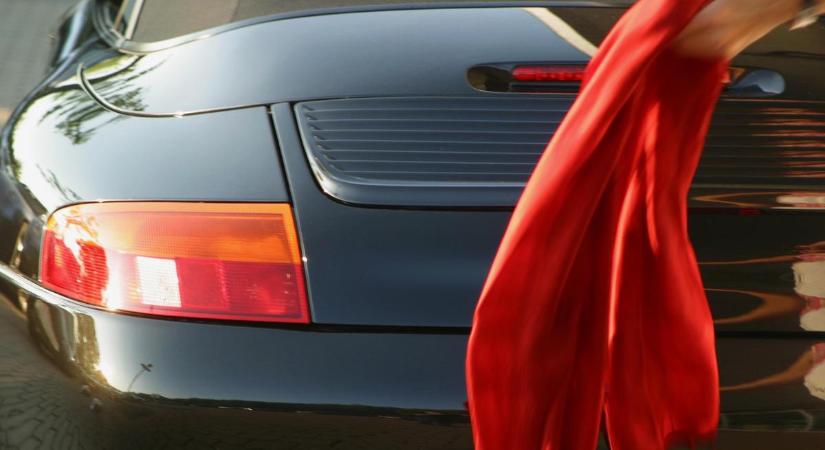 Porschéjával a falnak csapódott, szörnyethalt a milliárdos 16 éves lánya