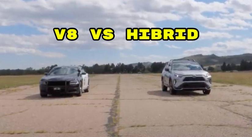 V8-as Charger rendőrautó vs hibrid RAV4: melyik gyorsul jobban?