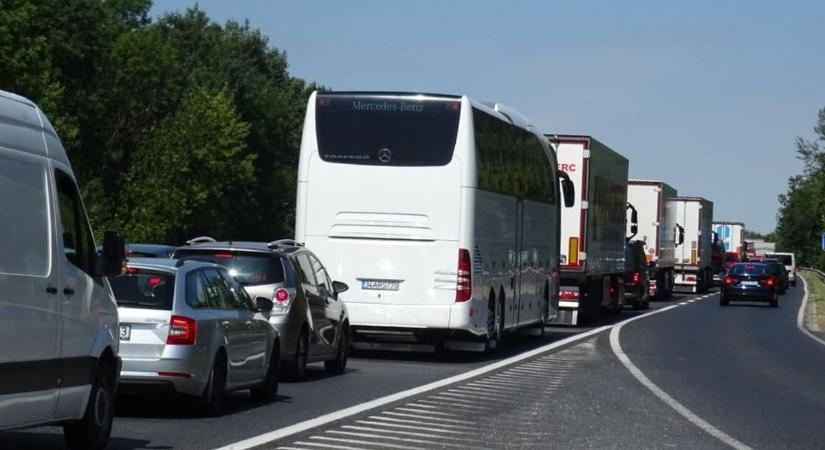 Teljesen elesett az M1-es Tatánál, mindkét irányba hatalmas a káosz és a dugó