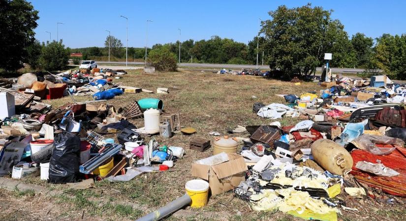 Felszámolták a turbó-körforgalom melletti illegális szemétlerakót Szolnokon