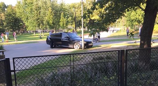 Autós üldözés volt a Városligetben, a rendőrök elől menekült egy férfi