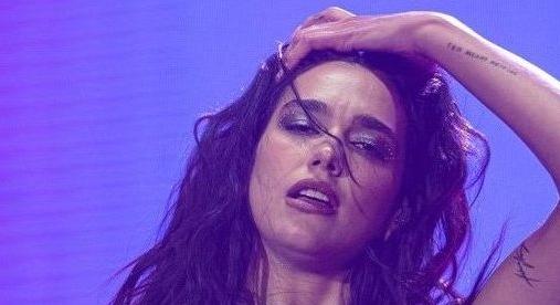 Dua Lipa bugyi nélkül huppant le a fűbe, rendkívüli képek