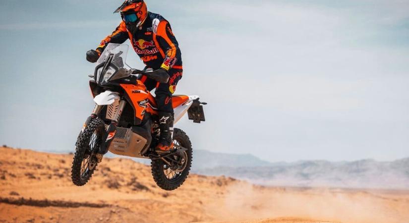 Sivatagi túrát is kapnak a szerencsések a KTM 890 Adventure R Rally mellé