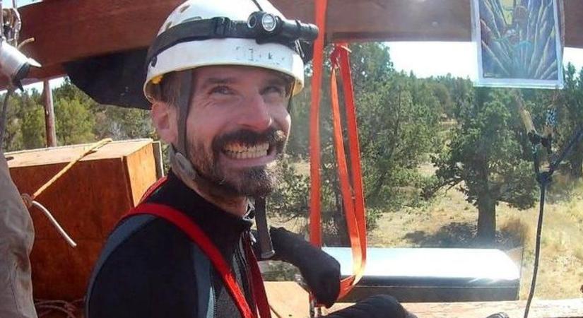 Mark Dickey túlélte, egy hét után kimentették a barlangászt ezer méter mélyről