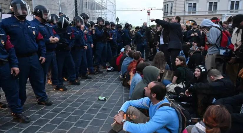 Hatalmas tüntetés lesz pénteken Budapesten a demokráciáért, hídfoglalásra készülnek a szervezők